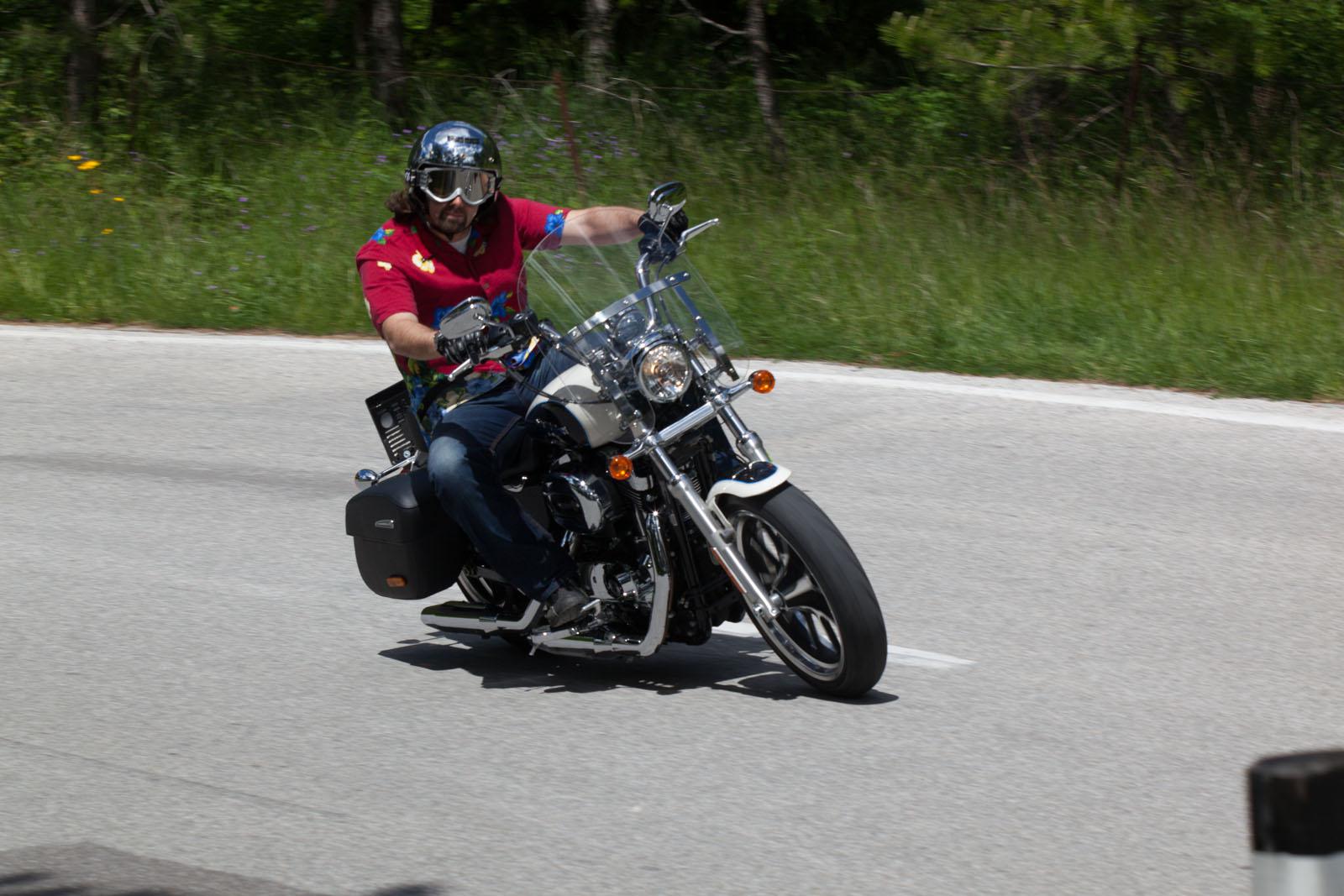 http://www.motorrad-bilder.at/slideshows/291/011048/HarleySuperLow1200T_38.jpg