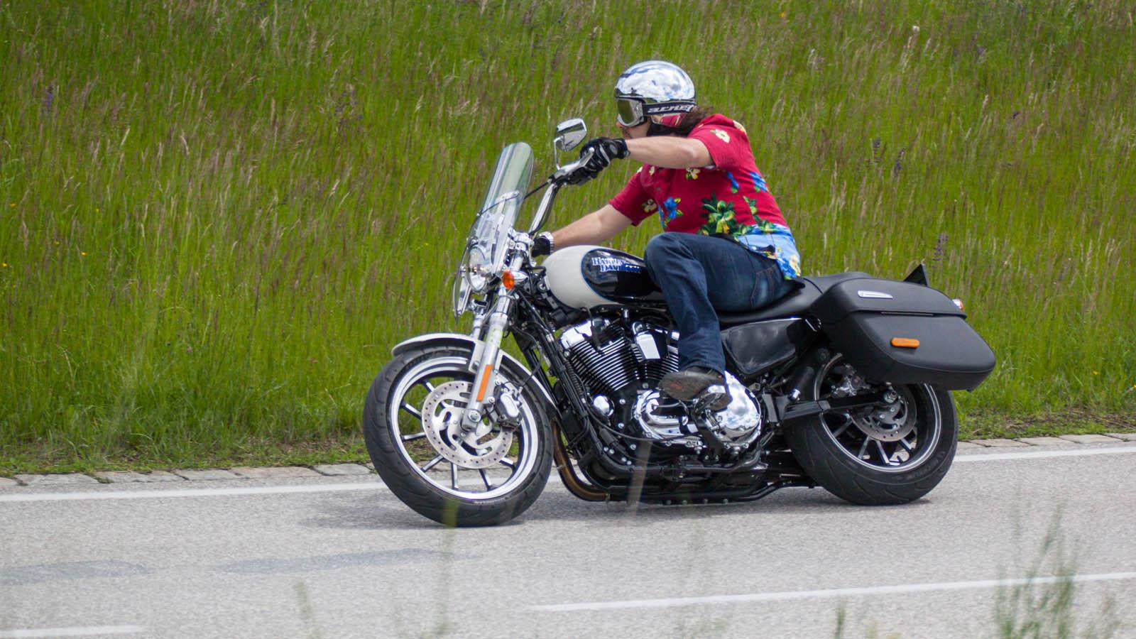 http://www.motorrad-bilder.at/slideshows/291/011048/HarleySuperLow1200T_4.jpg