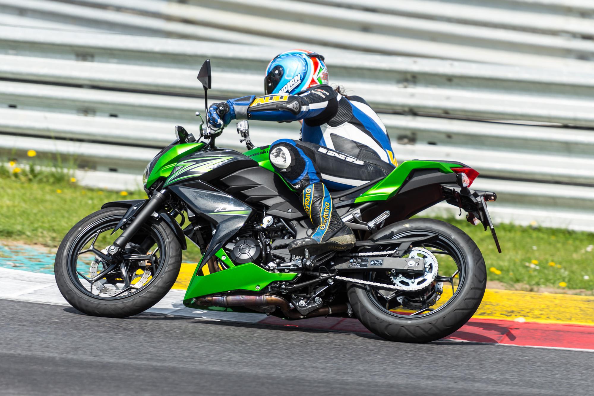 Kawasaki Z300 2015 -Action, Stills & Details