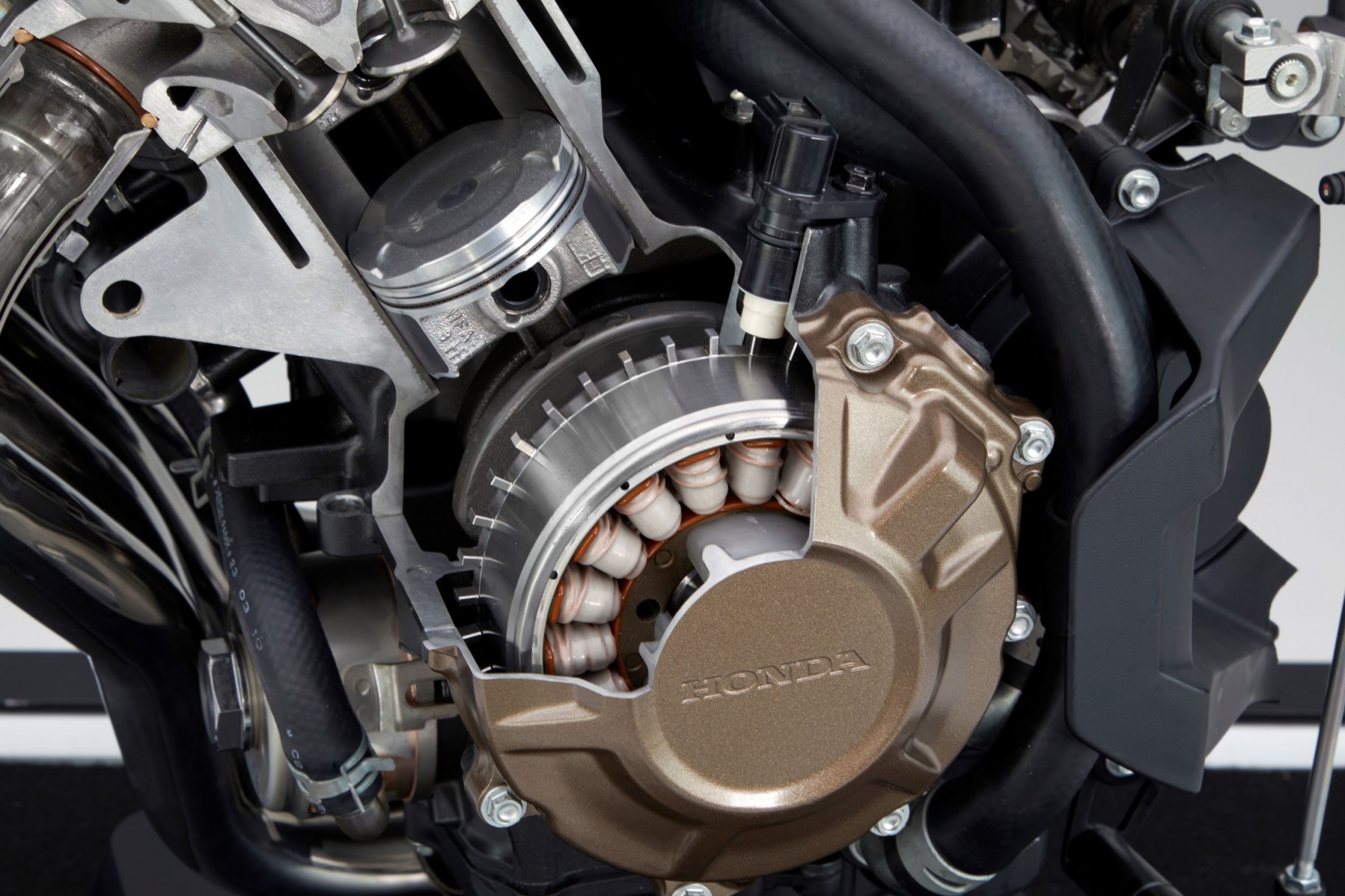 Test elektronske kvačila Honda CBR650R 2024

Honda je nedavno predstavila novu verziju svog popularnog motocikla CBR650R, koji sada dolazi sa elektronskim kvačilom, poznatim kao E-Clutch. Ova inovacija obećava da će olakšati vožnju omogućavajući vozačima da menjaju brzine bez potrebe za ručnim korišćenjem kvačila. 

Elektronsko kvačilo funkcioniše tako što automatski reguliše pritisak potreban za aktiviranje kvačila, što omogućava glatke promene brzina bez prekida u isporuci snage. Ovo je posebno korisno pri vožnji u gradu, gde česte promene brzina mogu biti naporne i otežavaju koncentraciju na saobraćaj.

Testiranje ovog sistema pokazalo je da E-Clutch ne samo da olakšava upravljanje motociklom, već i povećava sigurnost vožnje. Vozači mogu da se fokusiraju na okolinu bez brige o mehaničkim aspektima vožnje, što je posebno važno za manje iskusne vozače.

Honda CBR650R sa elektronskim kvačilom biće dostupna na tržištu od 2024. godine i očekuje se da će privući veliki broj kupaca, kako iskusnih tako i onih koji tek ulaze u svet motociklizma. Ovaj model predstavlja značajan korak napred u tehnologiji motocikala i potencijalno postavlja nove standarde u industriji. - Слика 18