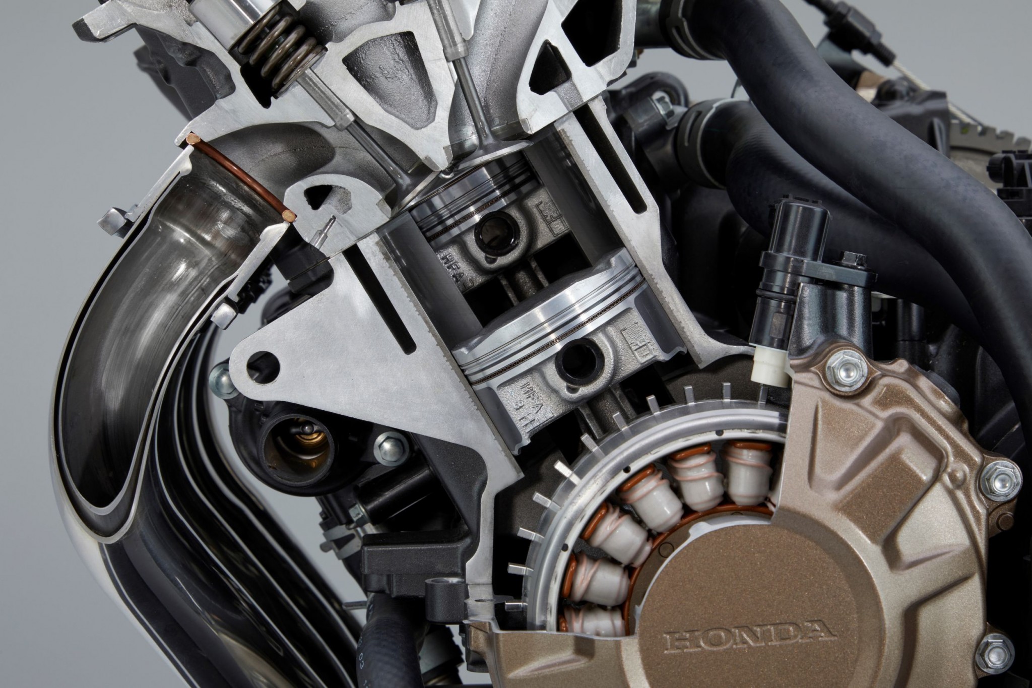 Test elektronske kvačila Honda CBR650R 2024

Honda je nedavno predstavila novu verziju svog popularnog motocikla CBR650R, koji sada dolazi sa elektronskim kvačilom, poznatim kao E-Clutch. Ova inovacija obećava da će olakšati vožnju omogućavajući vozačima da menjaju brzine bez potrebe za ručnim korišćenjem kvačila. 

Elektronsko kvačilo funkcioniše tako što automatski reguliše pritisak potreban za aktiviranje kvačila, što omogućava glatke promene brzina bez prekida u isporuci snage. Ovo je posebno korisno pri vožnji u gradu, gde česte promene brzina mogu biti naporne i otežavaju koncentraciju na saobraćaj.

Testiranje ovog sistema pokazalo je da E-Clutch ne samo da olakšava upravljanje motociklom, već i povećava sigurnost vožnje. Vozači mogu da se fokusiraju na okolinu bez brige o mehaničkim aspektima vožnje, što je posebno važno za manje iskusne vozače.

Honda CBR650R sa elektronskim kvačilom biće dostupna na tržištu od 2024. godine i očekuje se da će privući veliki broj kupaca, kako iskusnih tako i onih koji tek ulaze u svet motociklizma. Ovaj model predstavlja značajan korak napred u tehnologiji motocikala i potencijalno postavlja nove standarde u industriji. - Слика 15