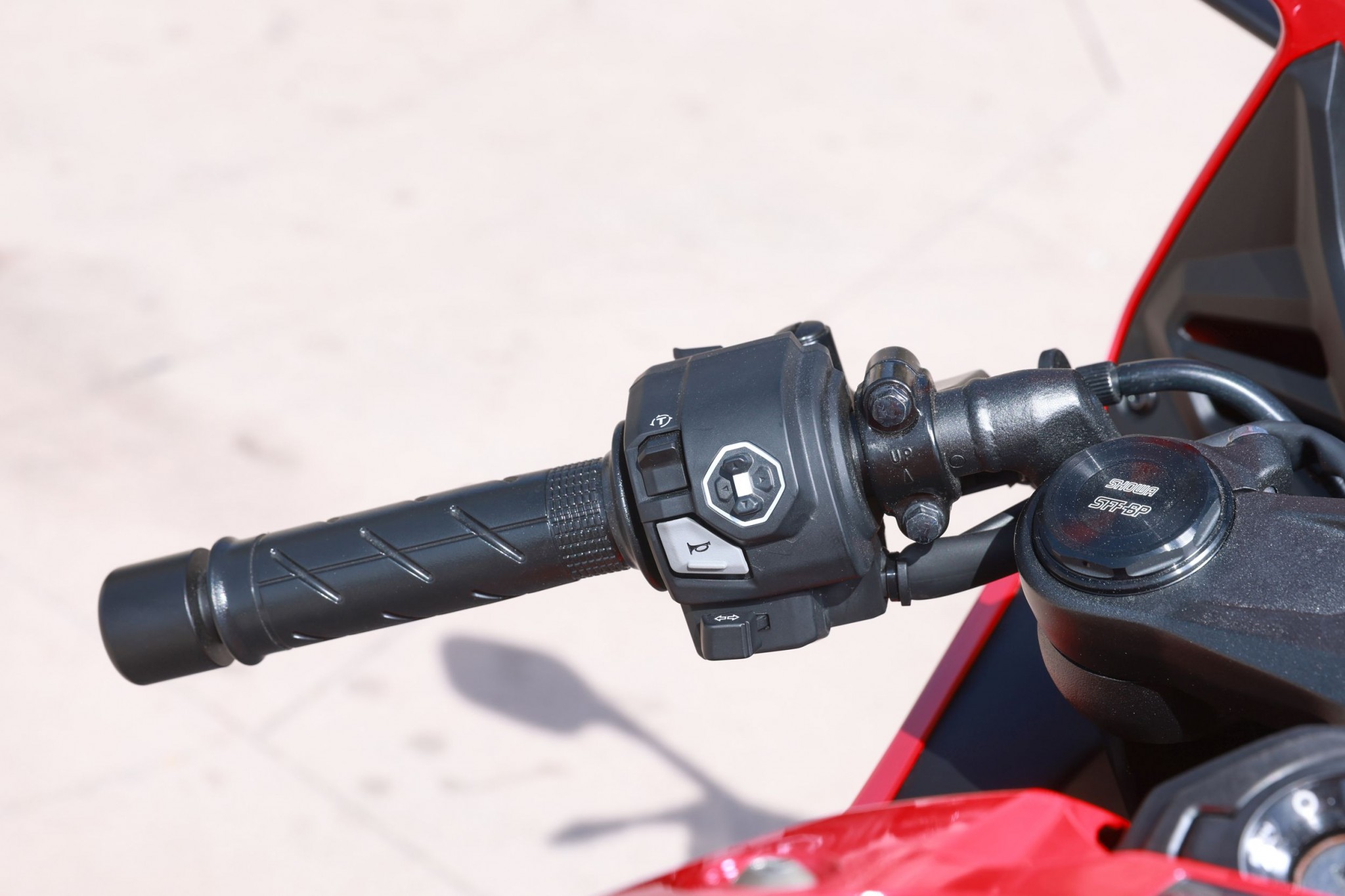 Test elektronske kvačila Honda CBR650R 2024

Honda je nedavno predstavila novu verziju svog popularnog motocikla CBR650R, koji sada dolazi sa elektronskim kvačilom, poznatim kao E-Clutch. Ova inovacija obećava da će olakšati vožnju omogućavajući vozačima da menjaju brzine bez potrebe za ručnim korišćenjem kvačila. 

Elektronsko kvačilo funkcioniše tako što automatski reguliše pritisak potreban za aktiviranje kvačila, što omogućava glatke promene brzina bez prekida u isporuci snage. Ovo je posebno korisno pri vožnji u gradu, gde česte promene brzina mogu biti naporne i otežavaju koncentraciju na saobraćaj.

Testiranje ovog sistema pokazalo je da E-Clutch ne samo da olakšava upravljanje motociklom, već i povećava sigurnost vožnje. Vozači mogu da se fokusiraju na okolinu bez brige o mehaničkim aspektima vožnje, što je posebno važno za manje iskusne vozače.

Honda CBR650R sa elektronskim kvačilom biće dostupna na tržištu od 2024. godine i očekuje se da će privući veliki broj kupaca, kako iskusnih tako i onih koji tek ulaze u svet motociklizma. Ovaj model predstavlja značajan korak napred u tehnologiji motocikala i potencijalno postavlja nove standarde u industriji. - Слика 45