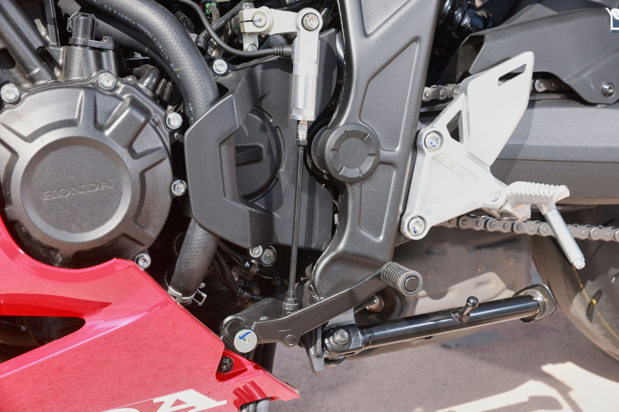 Test elektronske kvačila Honda CBR650R 2024

Honda je nedavno predstavila novu verziju svog popularnog motocikla CBR650R, koji sada dolazi sa elektronskim kvačilom, poznatim kao E-Clutch. Ova inovacija obećava da će olakšati vožnju omogućavajući vozačima da menjaju brzine bez potrebe za ručnim korišćenjem kvačila. 

Elektronsko kvačilo funkcioniše tako što automatski reguliše pritisak potreban za aktiviranje kvačila, što omogućava glatke promene brzina bez prekida u isporuci snage. Ovo je posebno korisno pri vožnji u gradu, gde česte promene brzina mogu biti naporne i otežavaju koncentraciju na saobraćaj.

Testiranje ovog sistema pokazalo je da E-Clutch ne samo da olakšava upravljanje motociklom, već i povećava sigurnost vožnje. Vozači mogu da se fokusiraju na okolinu bez brige o mehaničkim aspektima vožnje, što je posebno važno za manje iskusne vozače.

Honda CBR650R sa elektronskim kvačilom biće dostupna na tržištu od 2024. godine i očekuje se da će privući veliki broj kupaca, kako iskusnih tako i onih koji tek ulaze u svet motociklizma. Ovaj model predstavlja značajan korak napred u tehnologiji motocikala i potencijalno postavlja nove standarde u industriji. - Слика 9