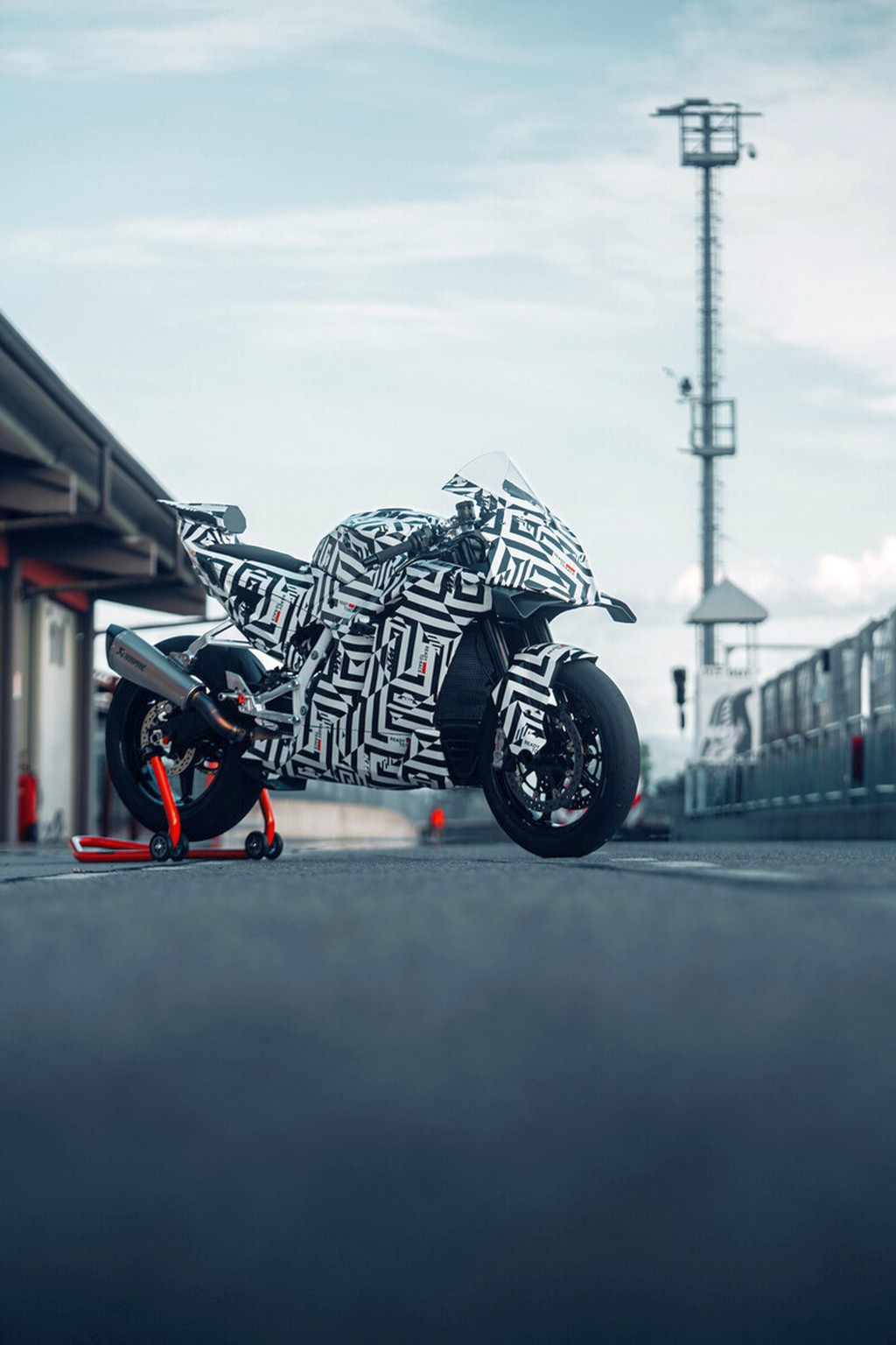 KTM 990 RC R - končno čistokrvni športni motocikel za cesto! - Slika 44