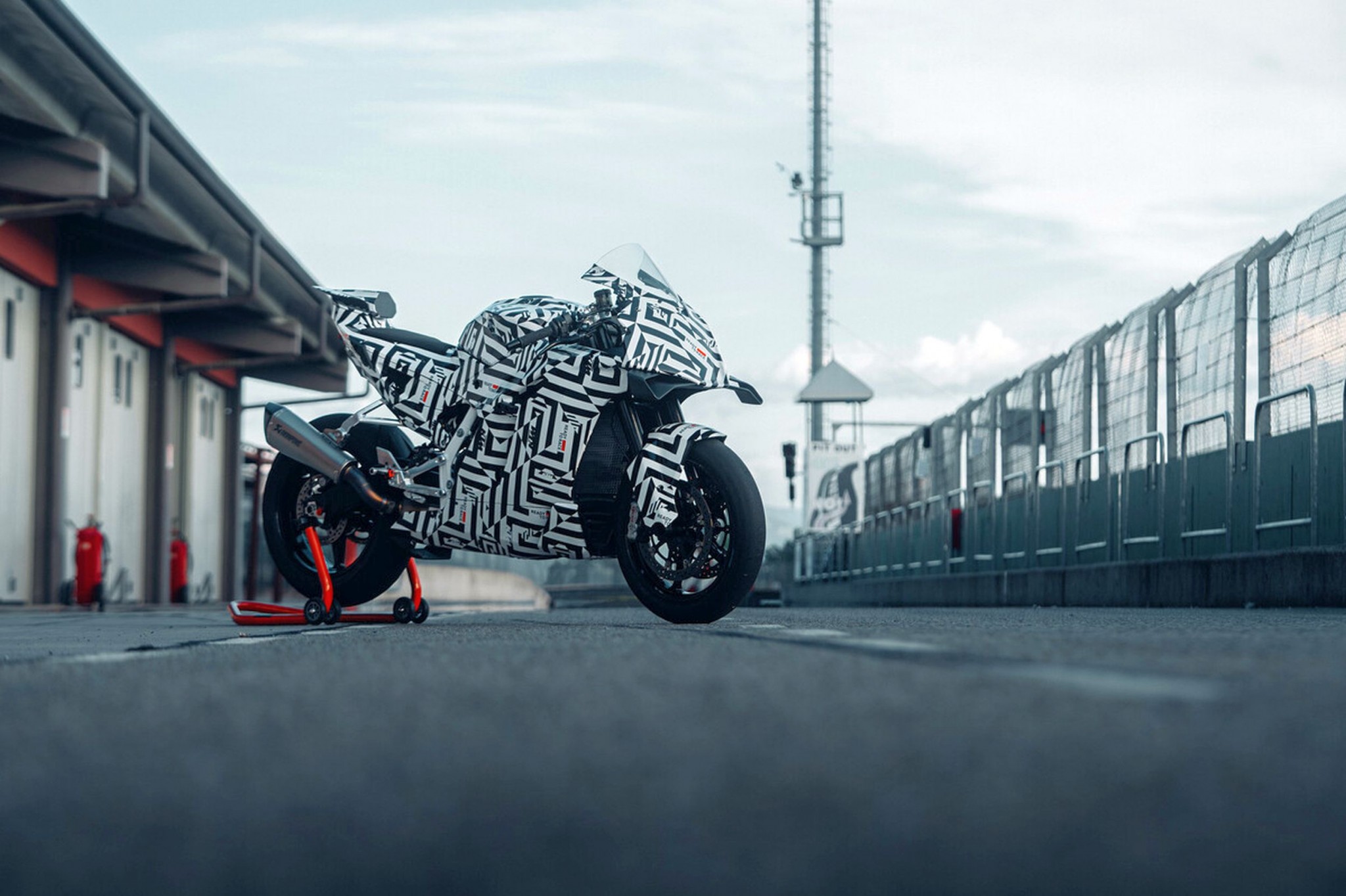 KTM 990 RC R - nihayet yol için safkan spor motosiklet! - Resim 16