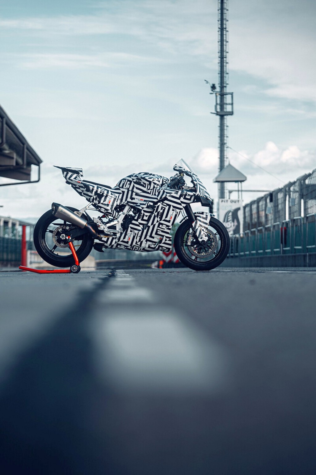 KTM 990 RC R - končno čistokrvni športni motocikel za cesto! - Slika 22