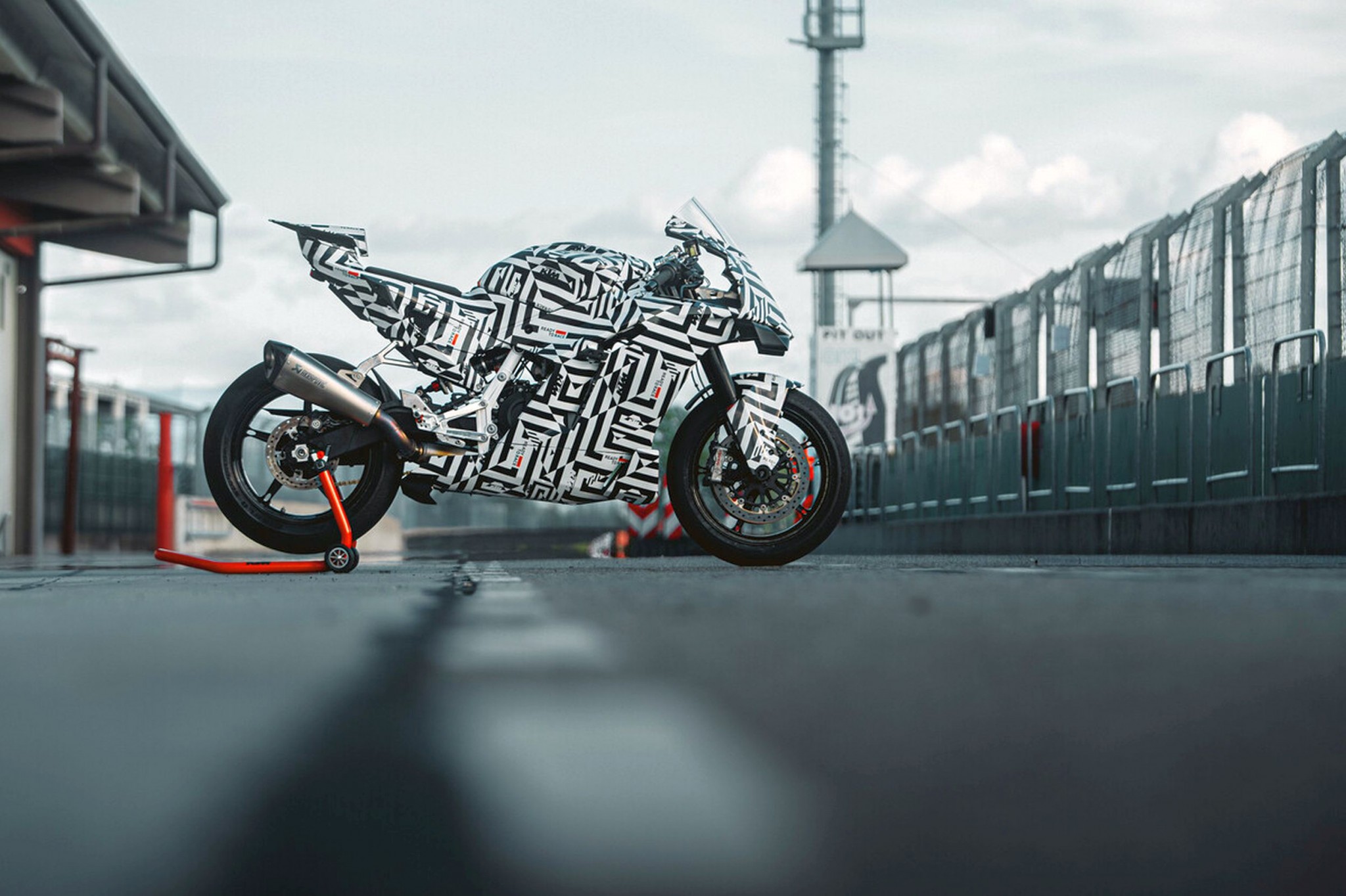 KTM 990 RC R - nihayet yol için safkan spor motosiklet! - Resim 26
