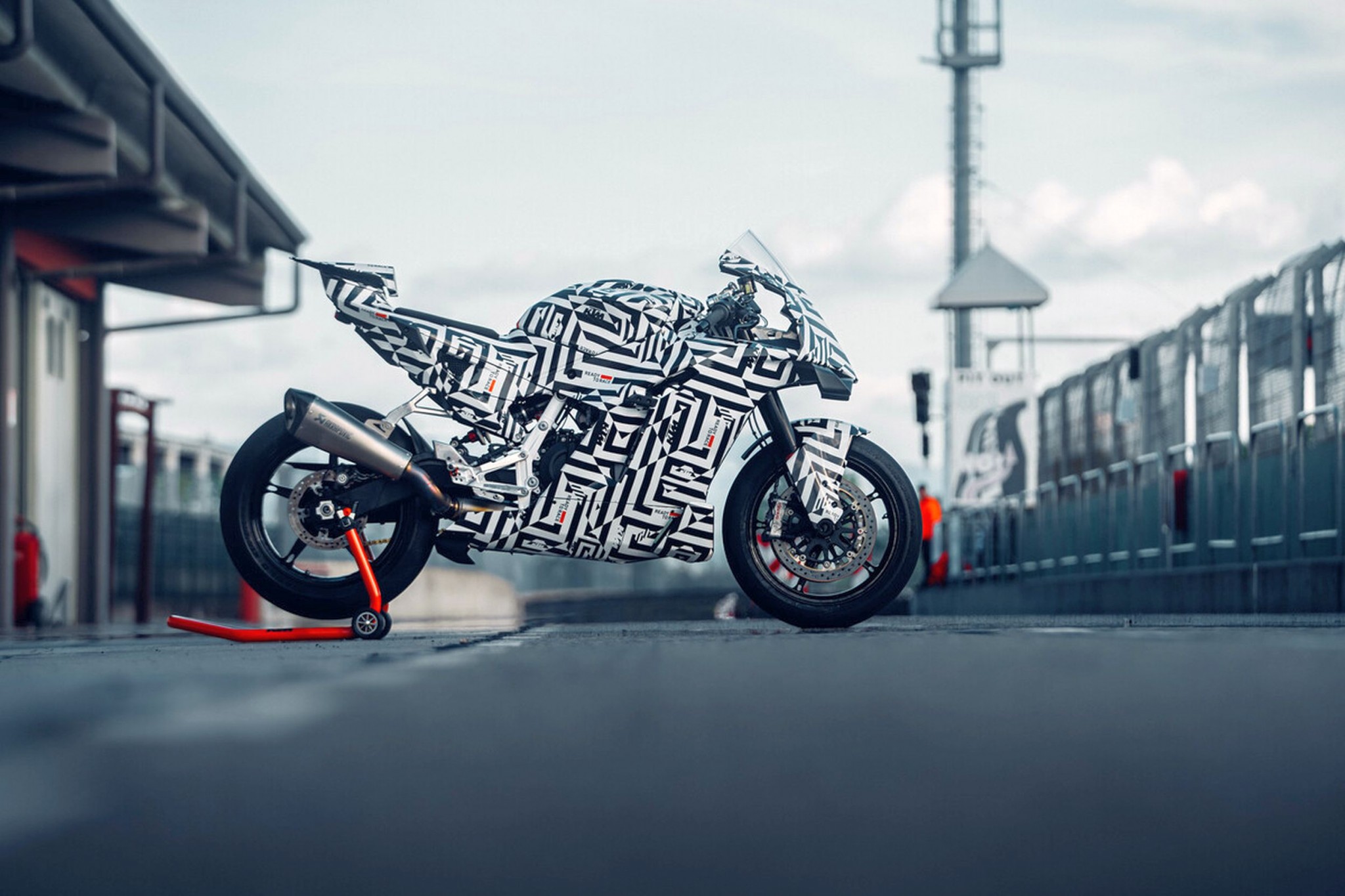 KTM 990 RC R: ¡por fin la moto deportiva de pura sangre para la carretera! - Imagen 1