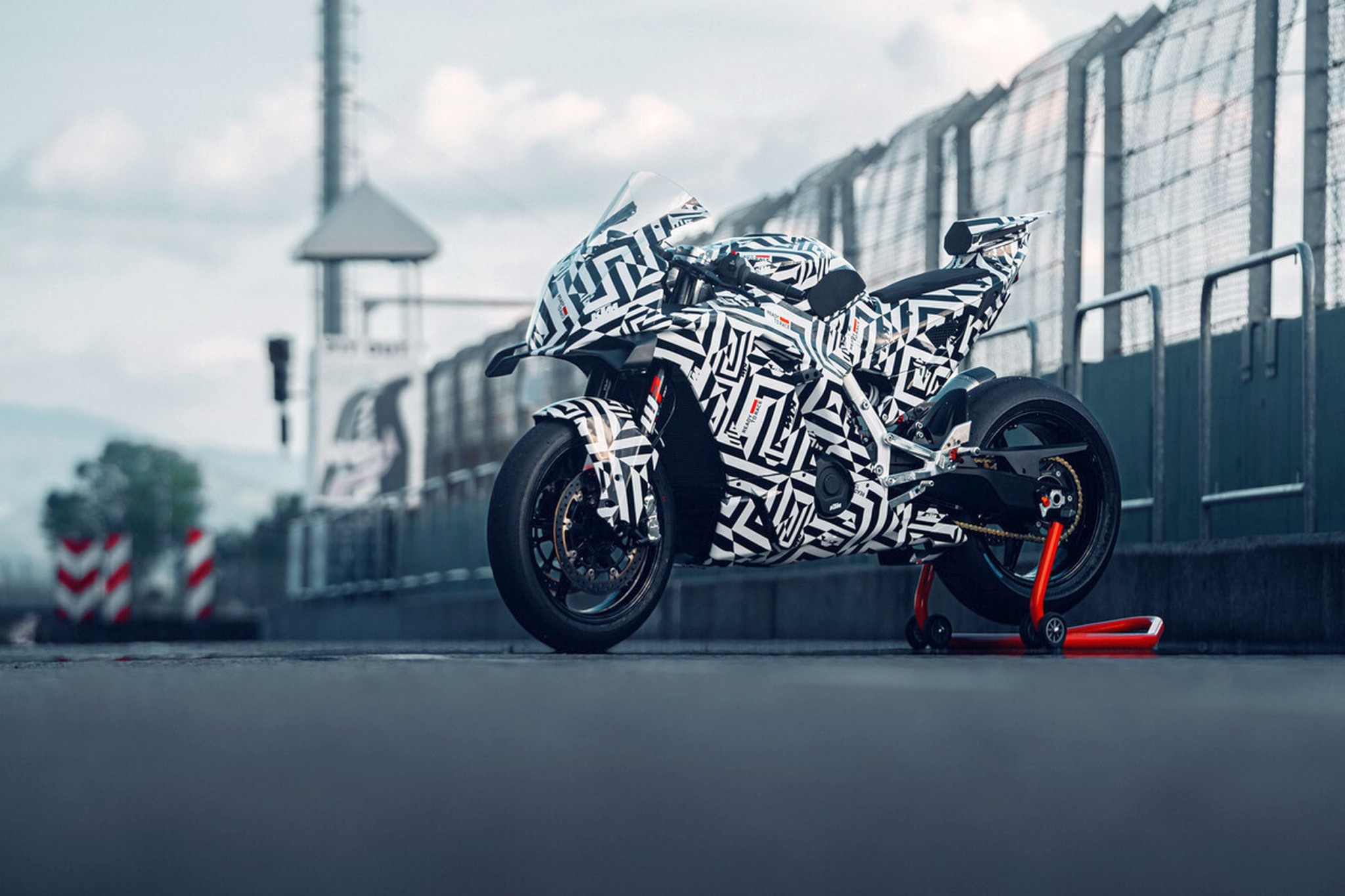 KTM 990 RC R - konečně čistokrevný sportovní motocykl na silnici! - Obrázek 39