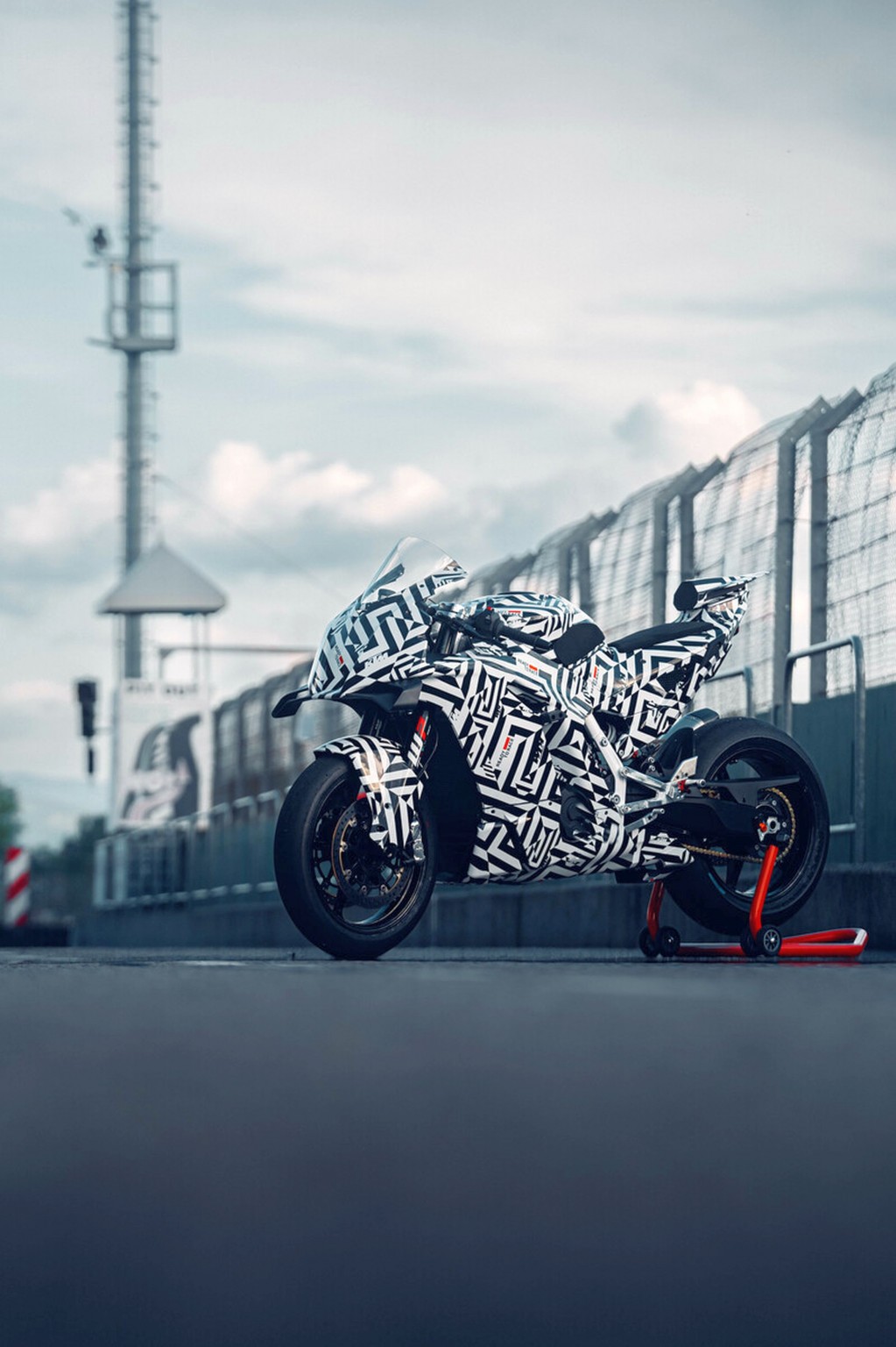 KTM 990 RC R - konečně čistokrevný sportovní motocykl na silnici! - Obrázek 6