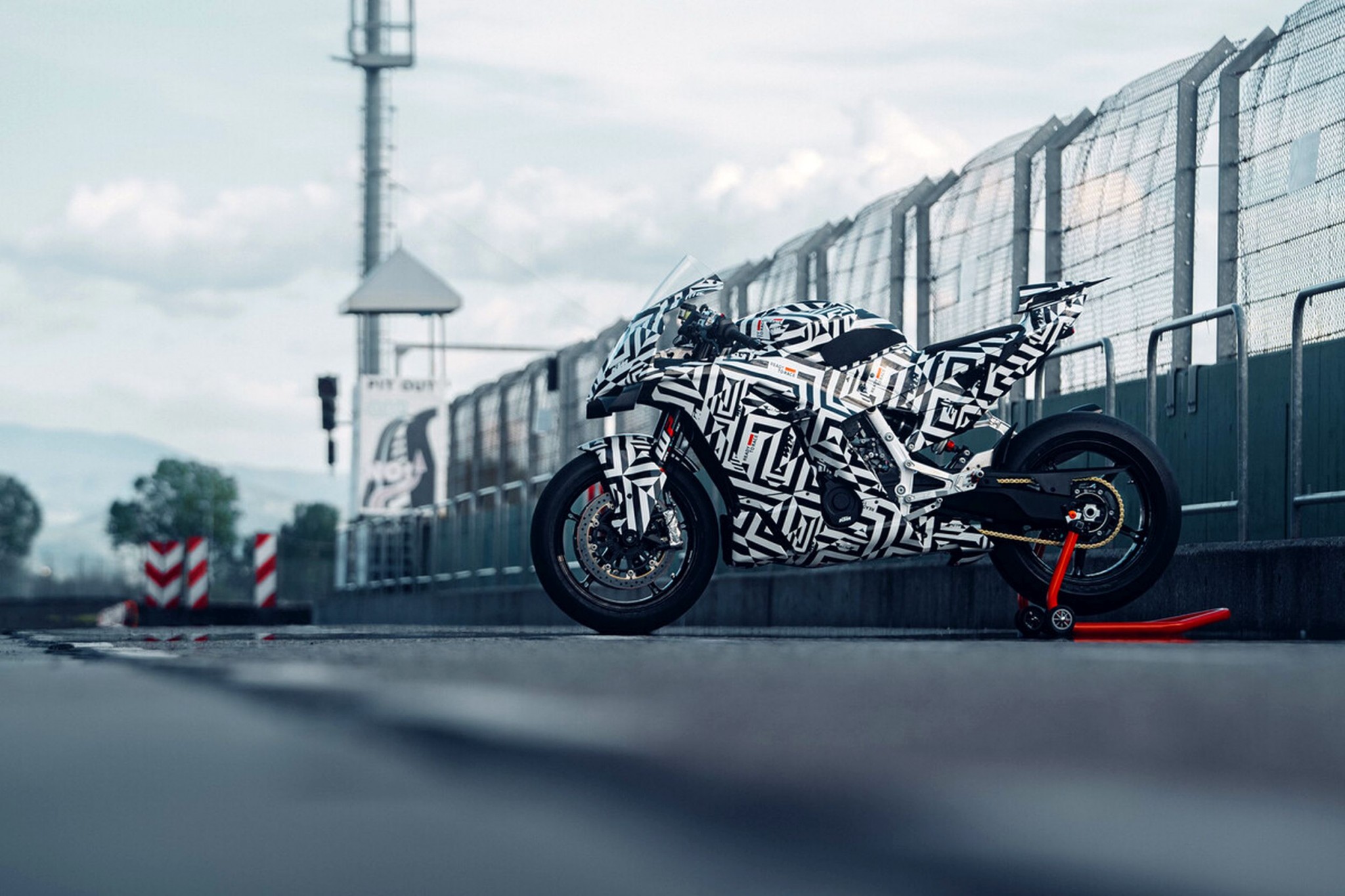 KTM 990 RC R - konečně čistokrevný sportovní motocykl na silnici! - Obrázek 17