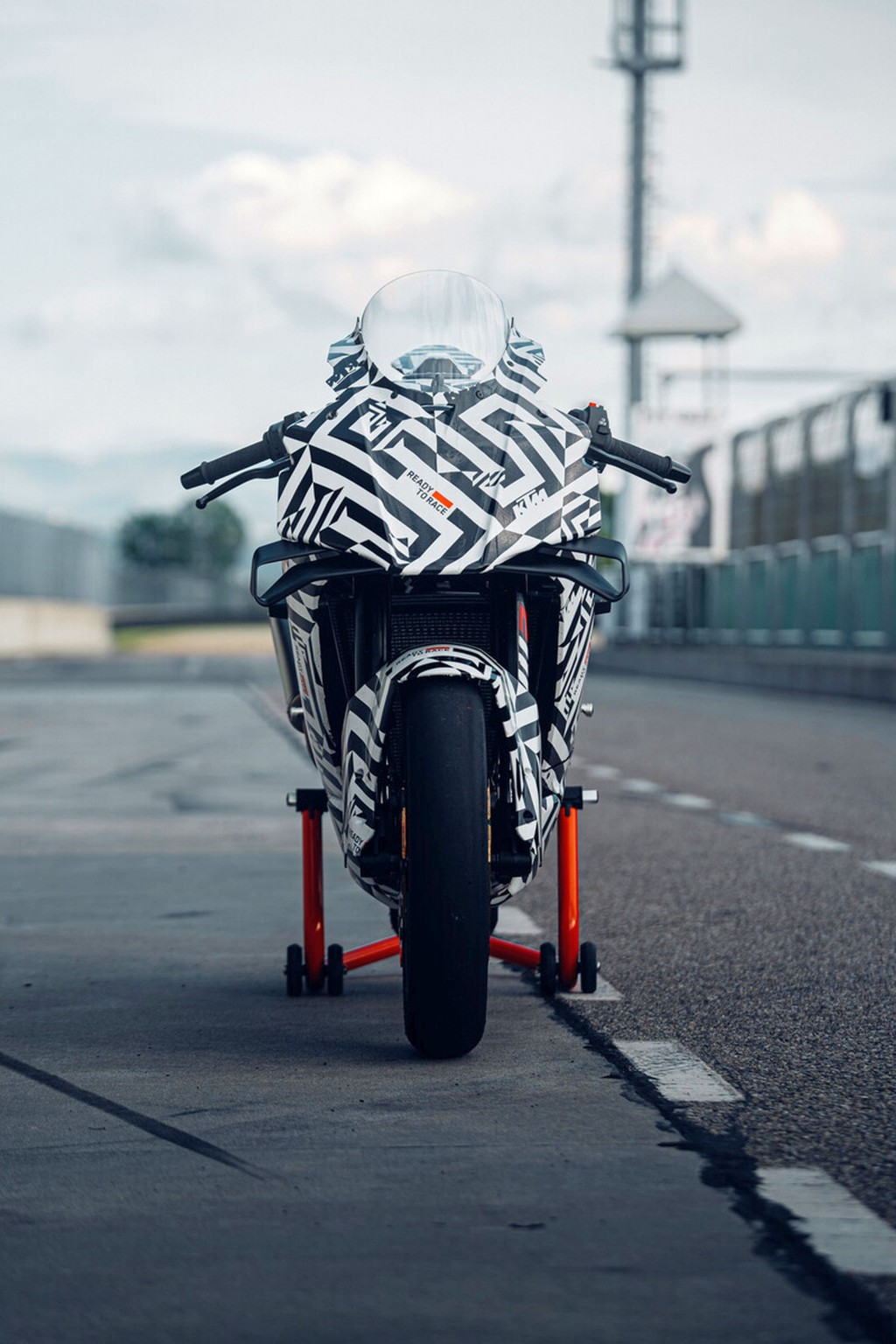 KTM 990 RC R: ¡por fin la moto deportiva de pura sangre para la carretera! - Imagen 43