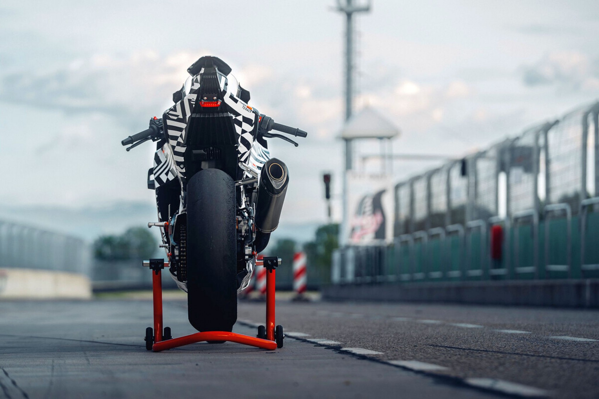 KTM 990 RC R - finalmente a moto desportiva puro-sangue para a estrada! - Imagem 37