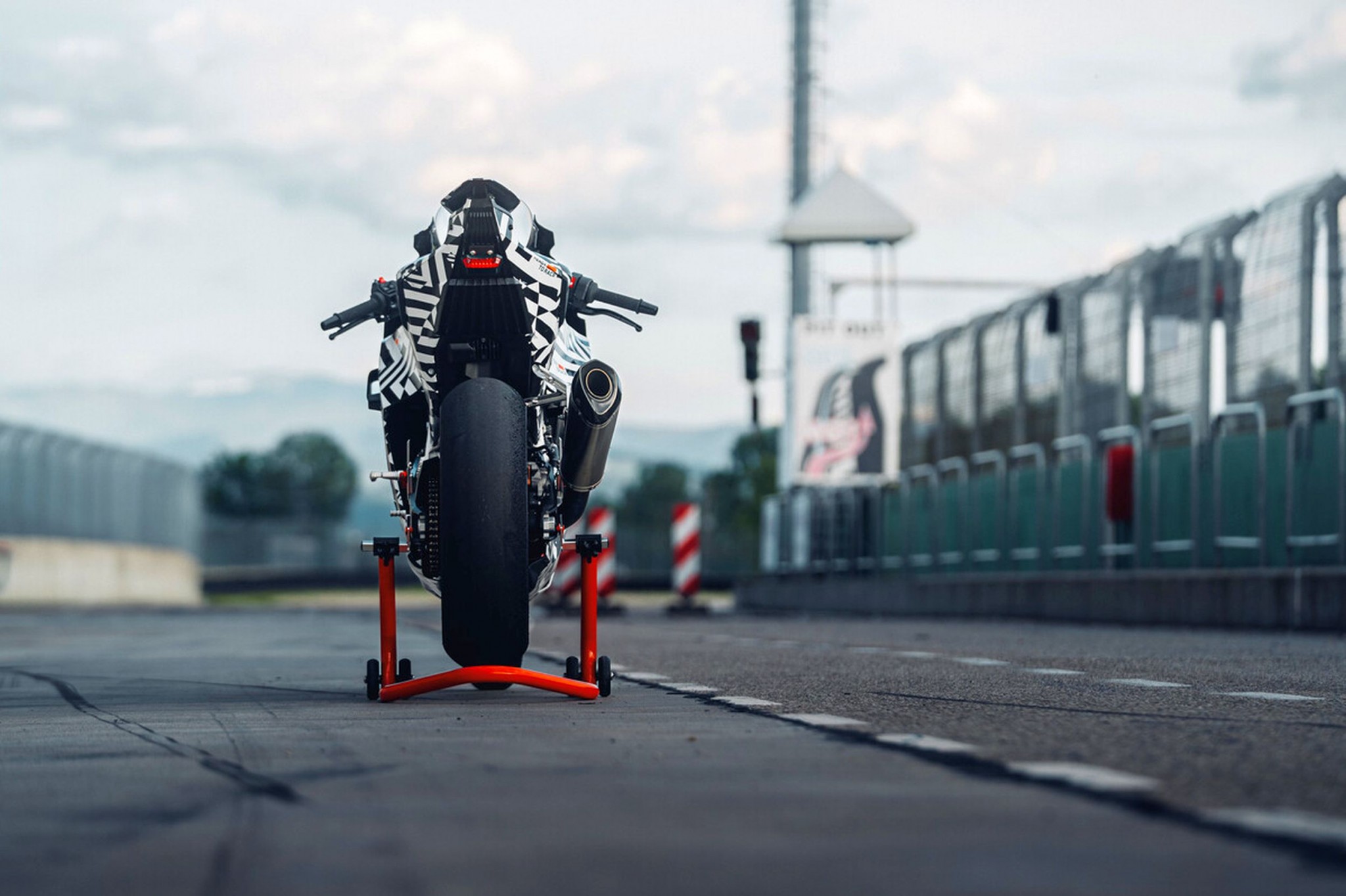 KTM 990 RC R - végre egy telivér sportmotor az országútra! - Kép 2