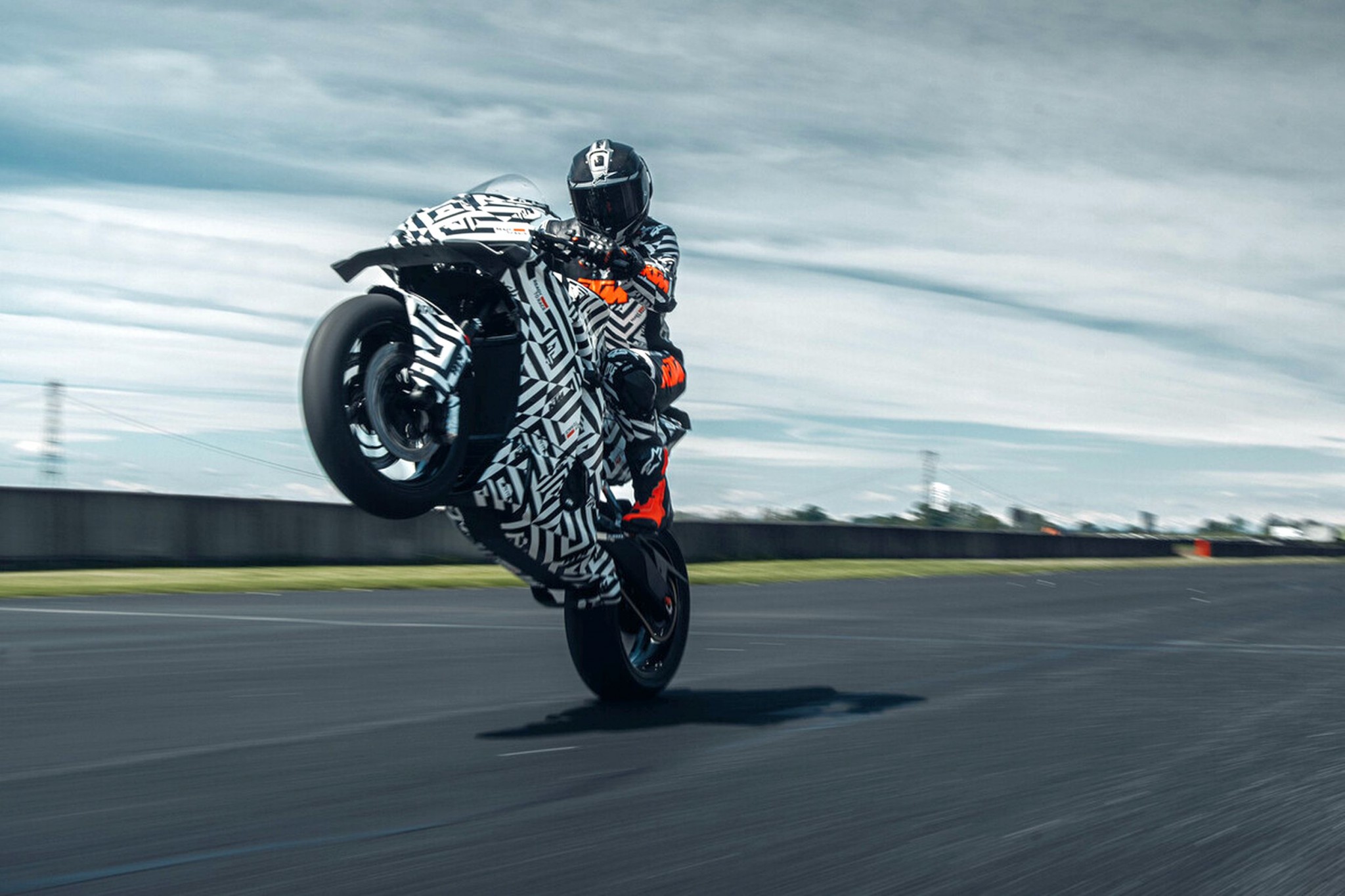 KTM 990 RC R - wreszcie rasowy motocykl sportowy na drogę! - Obraz 13