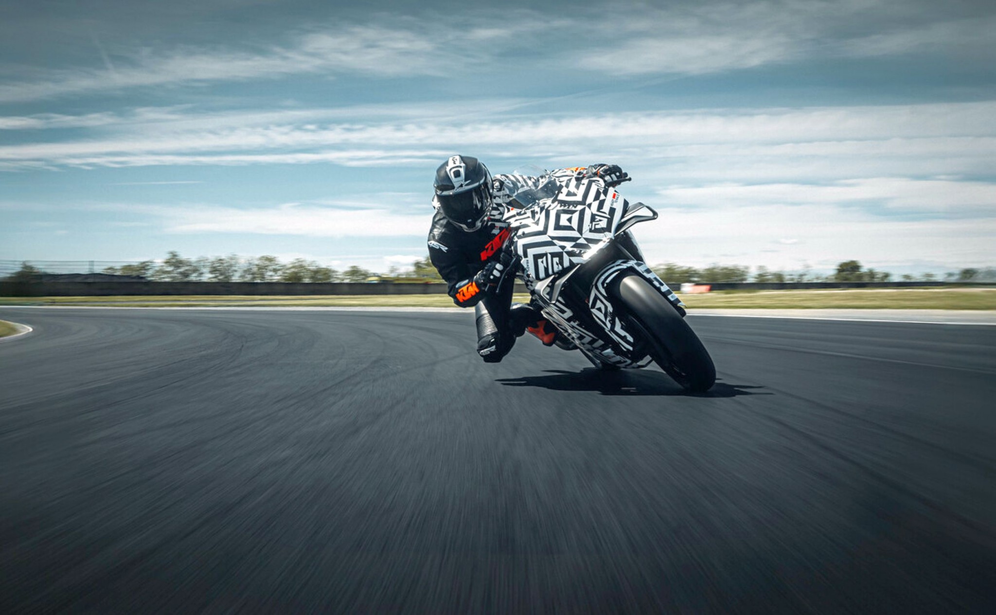 KTM 990 RC R: ¡por fin la moto deportiva de pura sangre para la carretera! - Imagen 9