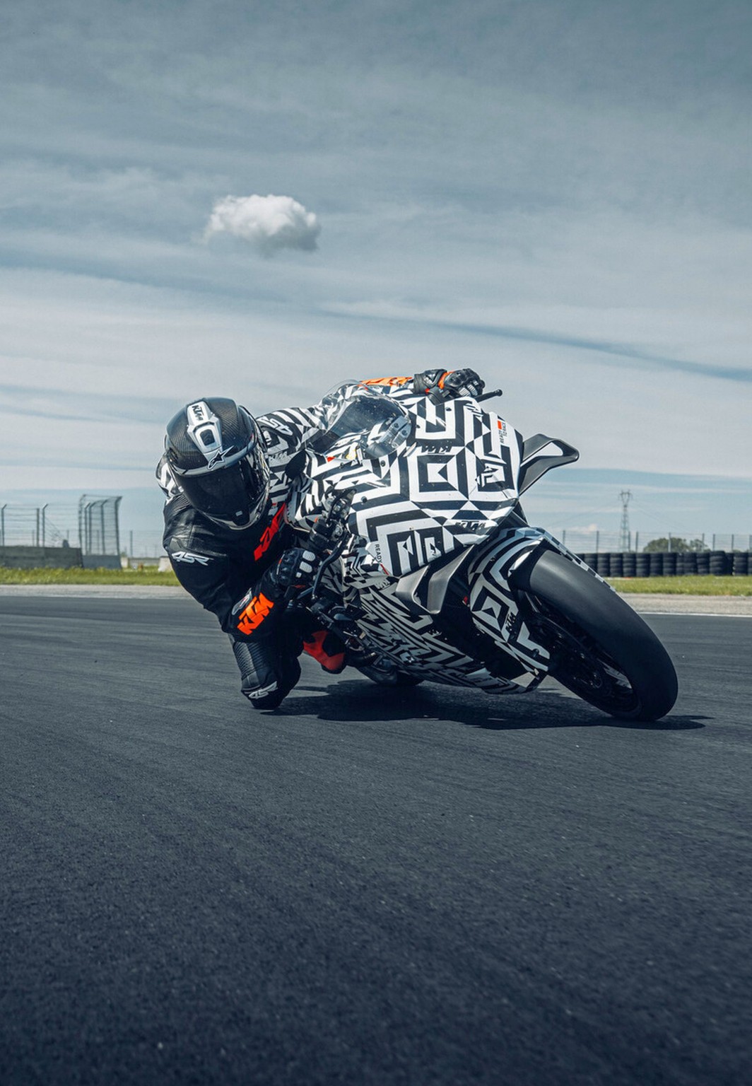 KTM 990 RC R - wreszcie rasowy motocykl sportowy na drogę! - Obraz 18