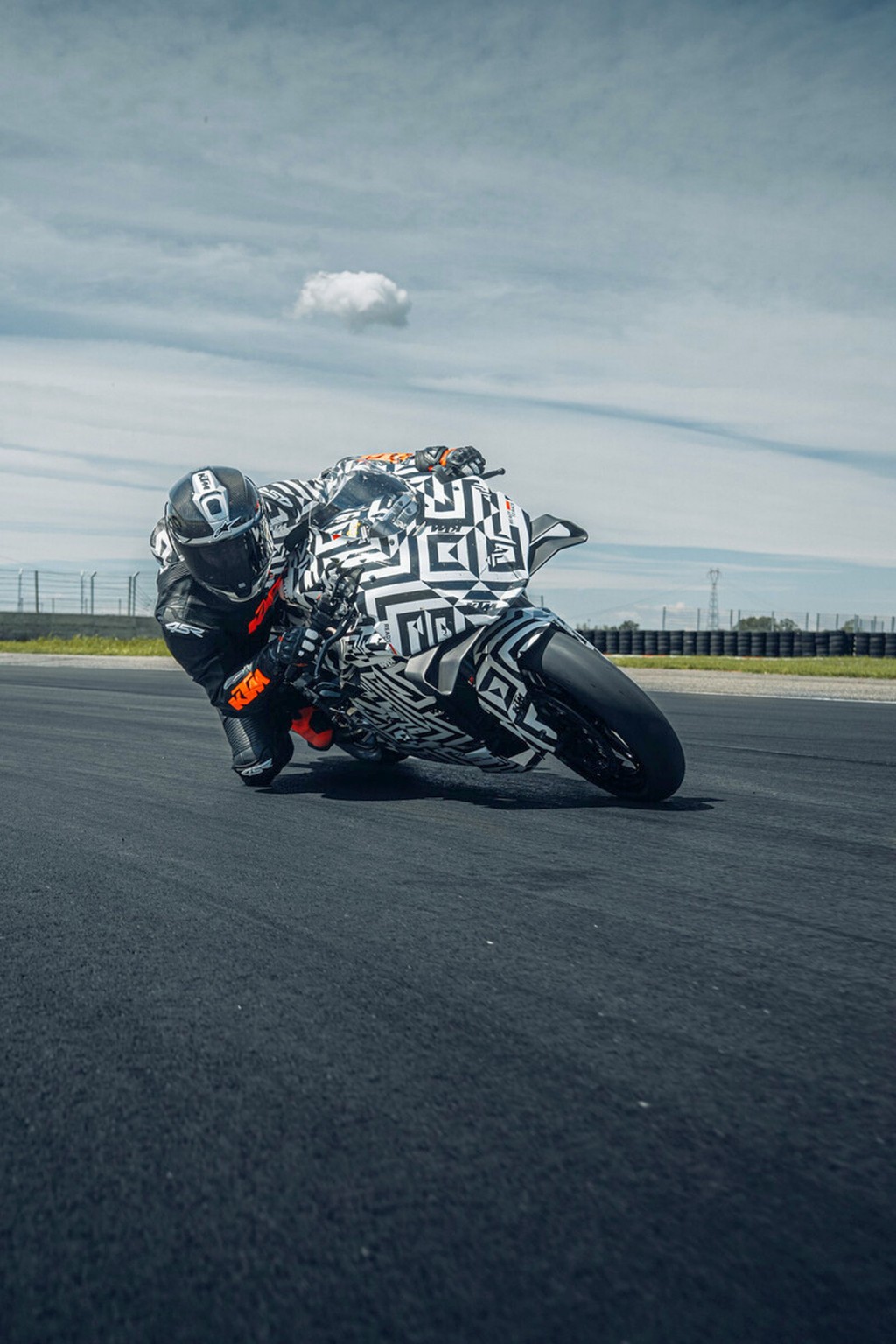 KTM 990 RC R - wreszcie rasowy motocykl sportowy na drogę! - Obraz 11