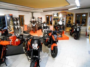 Ab 2016 wurde unser KTM Shop im ersten Stock umgestaltet.