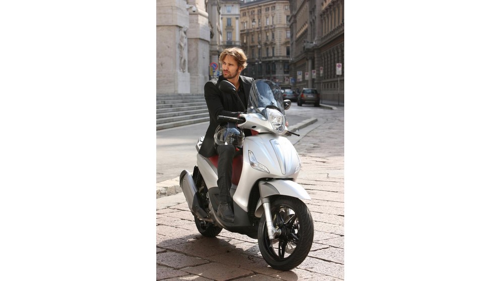 Piaggio Beverly 350ie Sport Touring - Image 24