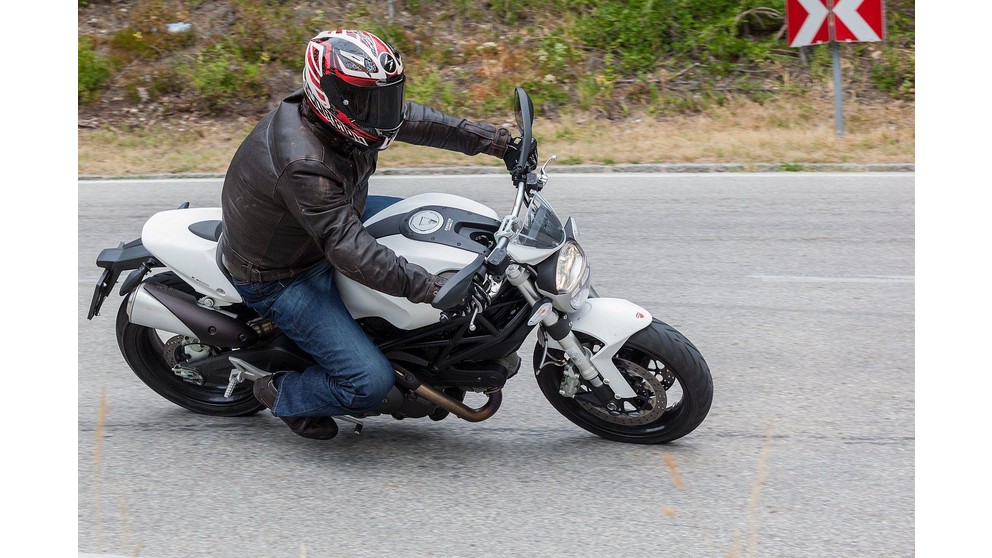 Ducati Monster 696 - Resim 21