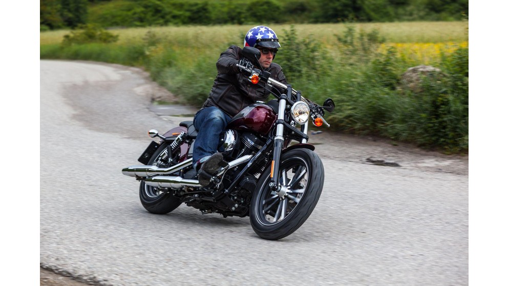 Harley-Davidson Dyna Street Bob Special - Слика 18
