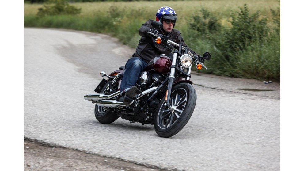 Harley-Davidson Dyna Street Bob Special - Obrázek 23