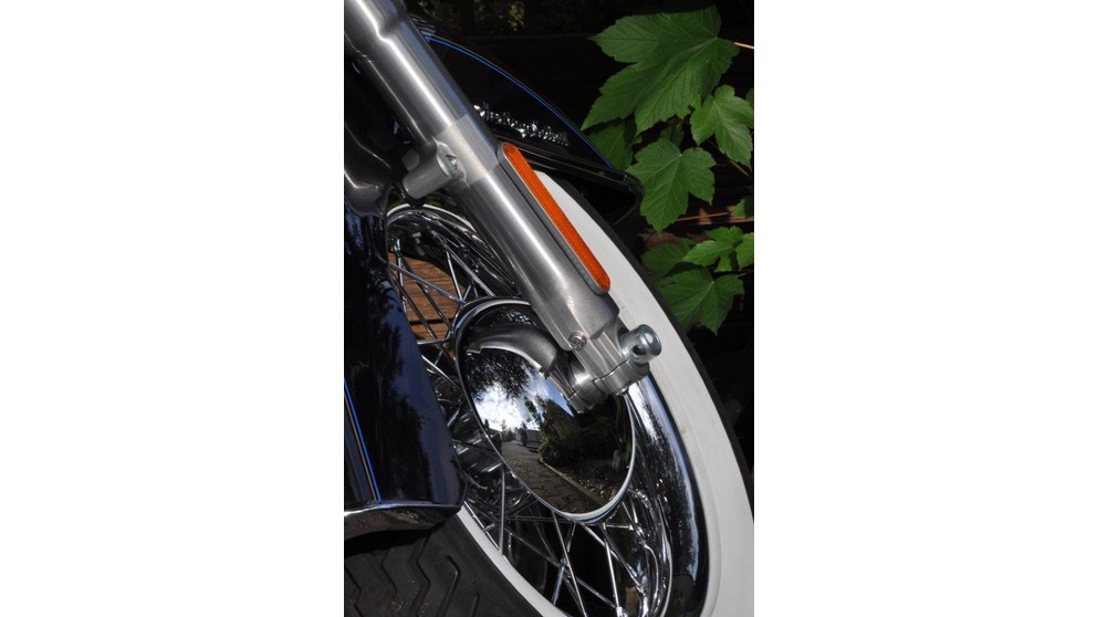 Harley-Davidson Softail Heritage Classic FLSTC - Obraz 16