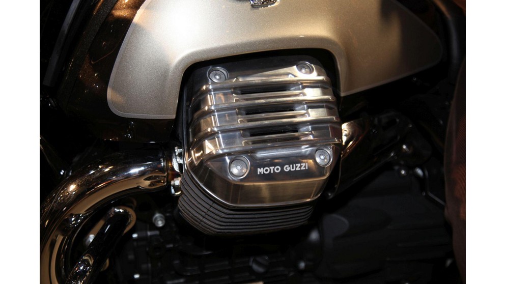 Moto Guzzi California 1400 Touring SE - Image 14