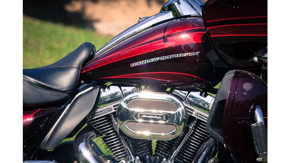Harley-Davidson CVO Road Glide Ultra FLTRUSE - Obrázek 23
