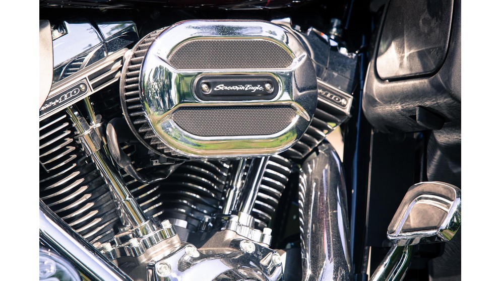 Harley-Davidson CVO Road Glide Ultra FLTRUSE - Obrázek 12