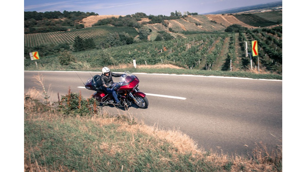 Harley-Davidson CVO Road Glide Ultra FLTRUSE - Obrázek 16