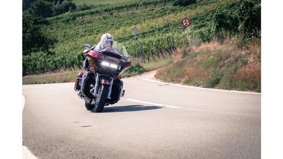Harley-Davidson CVO Road Glide Ultra FLTRUSE - Resim 14