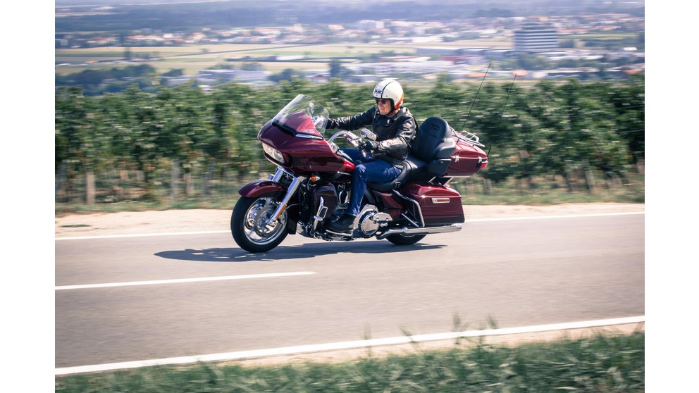 Harley-Davidson CVO Road Glide Ultra FLTRUSE - Obrázek 8