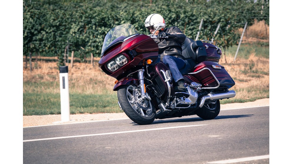 Harley-Davidson CVO Road Glide Ultra FLTRUSE - Resim 20