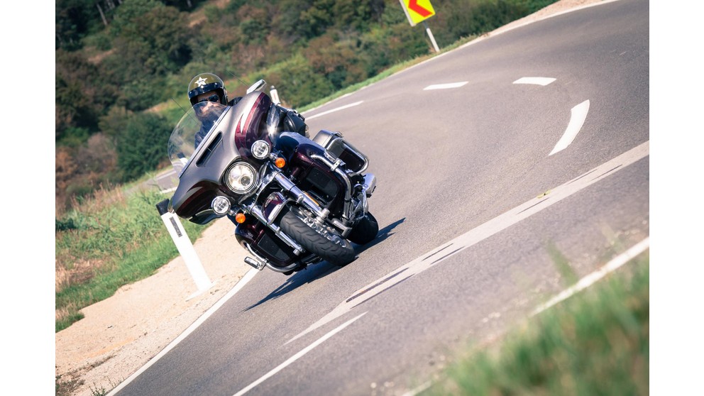Harley-Davidson CVO Ultra Limited FLHTKSE - Obrázek 14