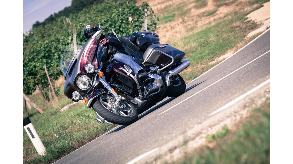 Harley-Davidson CVO Ultra Limited FLHTKSE - Resim 6