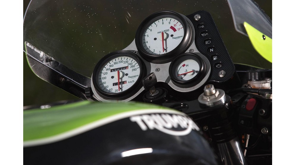 Triumph Speed Triple 1050 - Resim 19