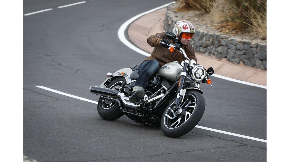 Harley-Davidson Softail Sport Glide FLSB - Obrázek 11
