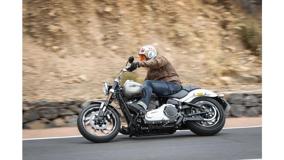 Harley-Davidson Softail Sport Glide FLSB - Imagem 16