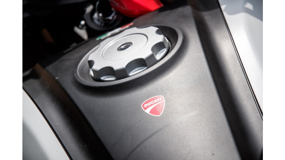 Ducati Hypermotard 939 - Kép 14