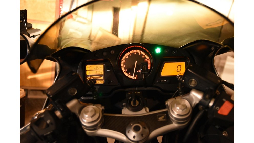 Picture Honda CBR 1100 XX Super Blackbird