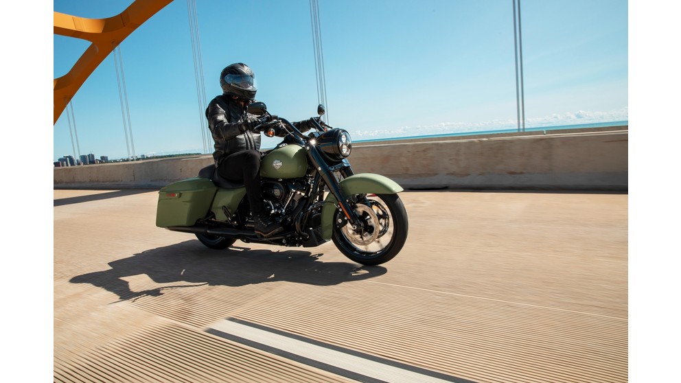 Harley-Davidson CVO Road Glide FLTRSE - Слика 14
