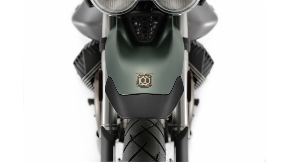Moto Guzzi V9 Bobber Centenario - Imagem 17