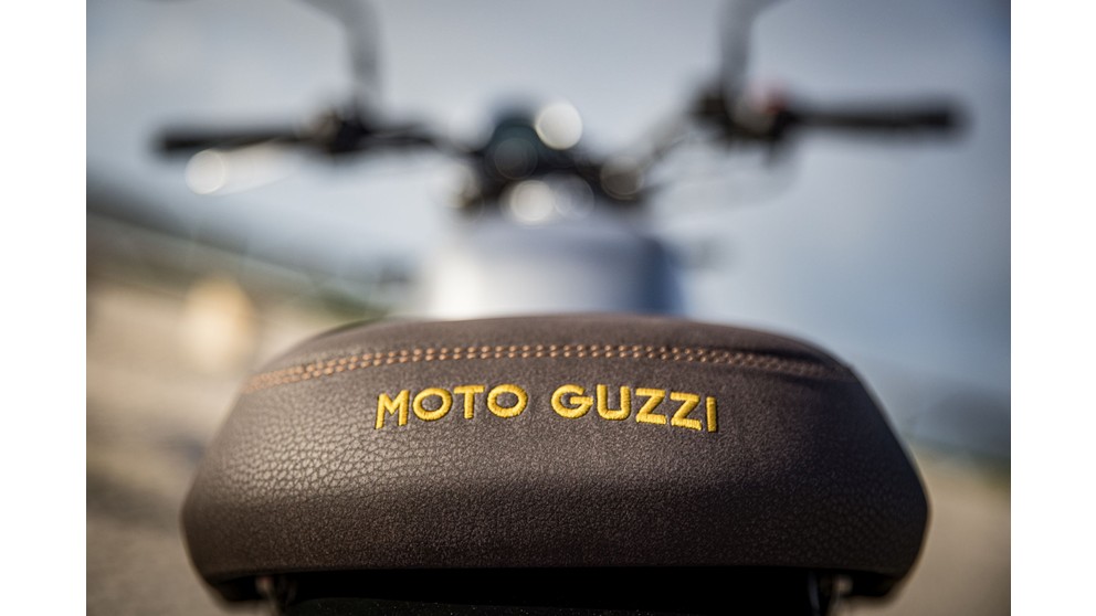 Moto Guzzi V9 Bobber Centenario - Imagem 24