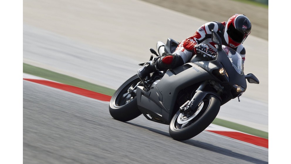 Ducati 848 EVO - Resim 24