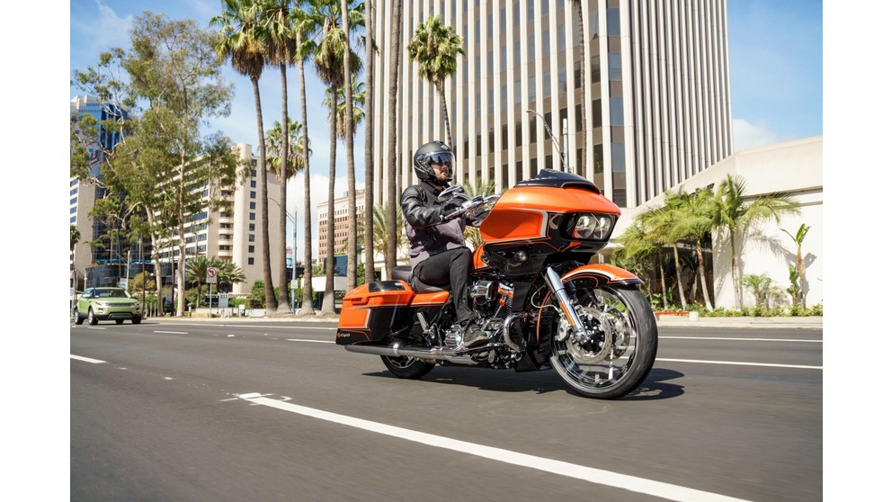 Harley-Davidson CVO Tri Glide FLHTCUTGSE - Слика 9
