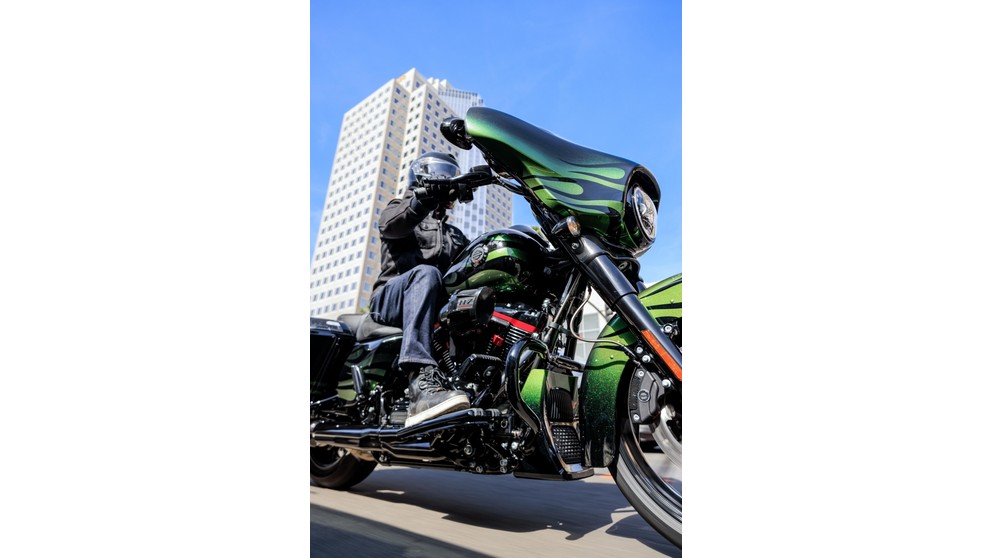Harley-Davidson CVO Tri Glide FLHTCUTGSE - Obrázok 13