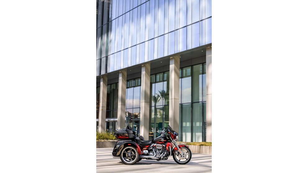 Harley-Davidson CVO Tri Glide FLHTCUTGSE - Imagen 14