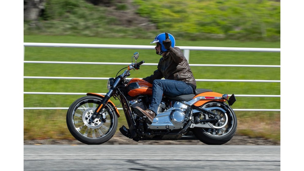 Harley-Davidson Softail Breakout 117 - Imagem 20